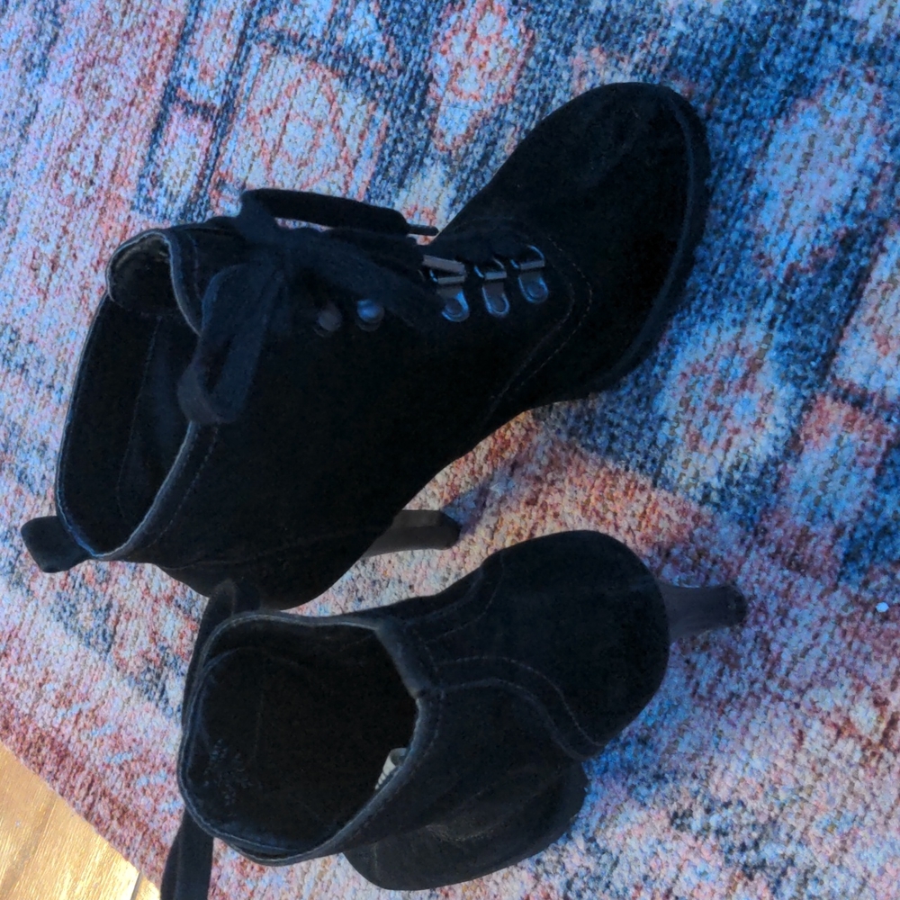 Heeled boots black size 8 lace up
